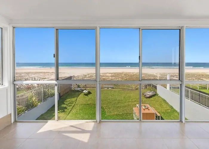 Absolute Beachfront Sleeps 10 Secure Carparks