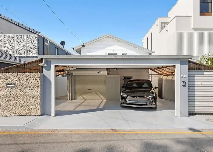 Absolute Beachfront Sleeps 10 Secure Carparks